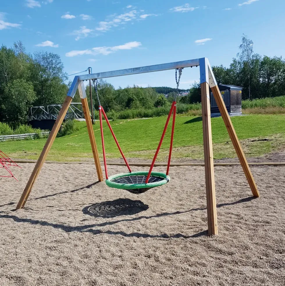 Huskestativ i tre med ståldrager