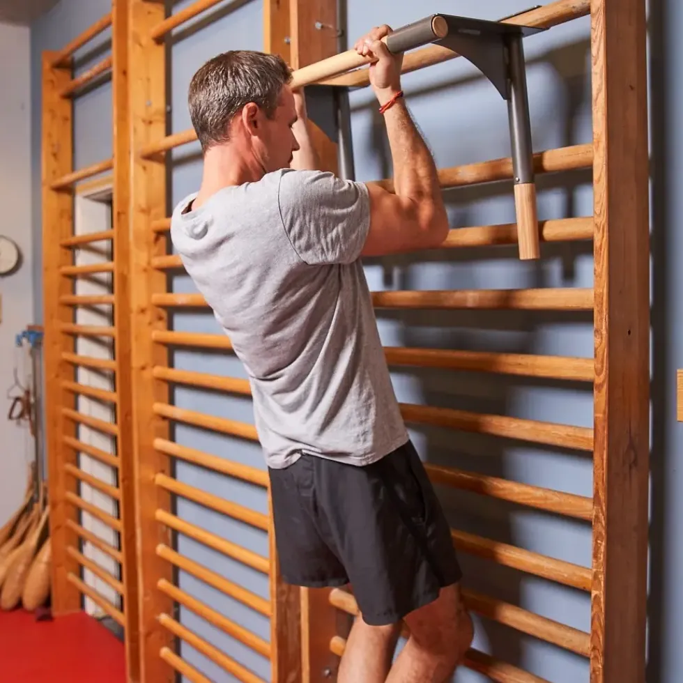 Ribbevegg med pull-up dip bar