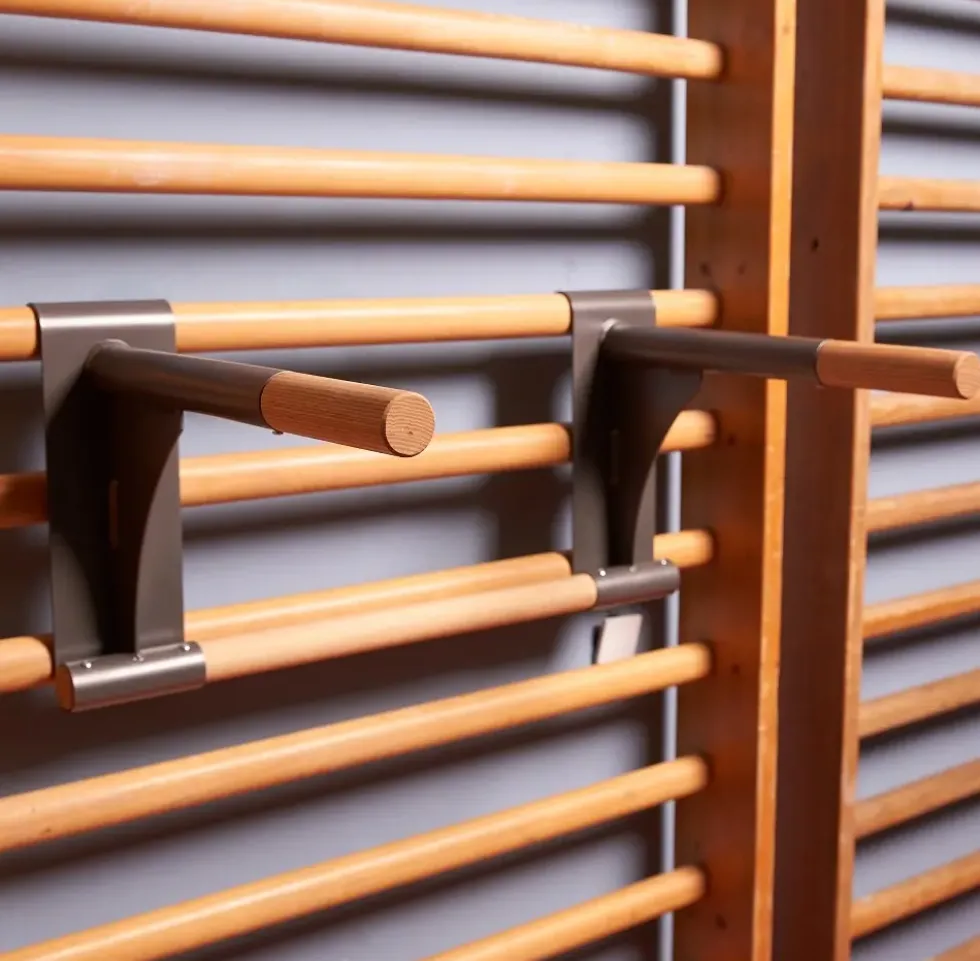 Ribbevegg med pull-up dip bar
